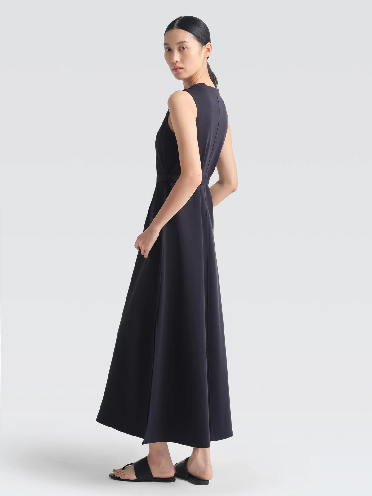 Severin Damenkleid aus technischem Jersey, A-Linie mit Schleifenbund – Produktbild 3