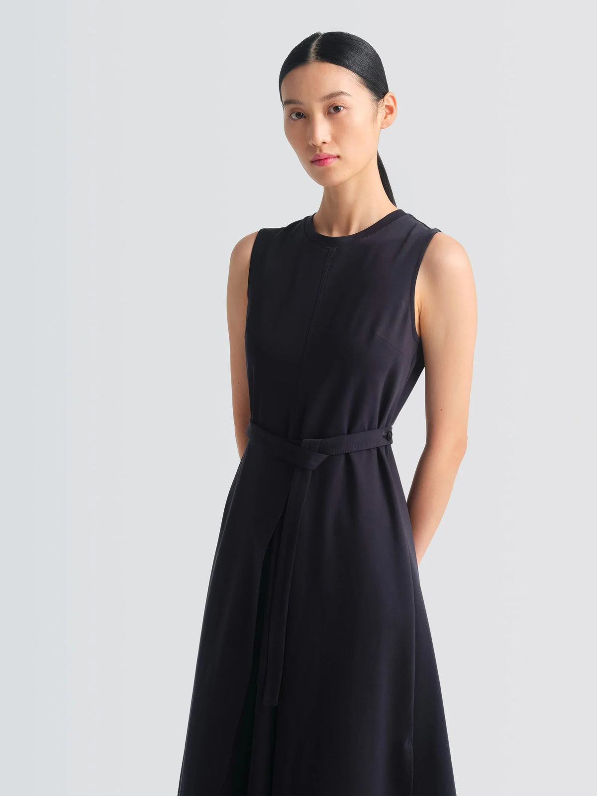 Severin Damenkleid aus technischem Jersey, A-Linie mit Schleifenbund – Produktbild 5