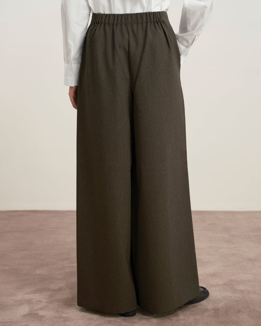 Baggy Damenhose mit hoher Taille und Bundfalten aus Fischgrät – Produktbild 4