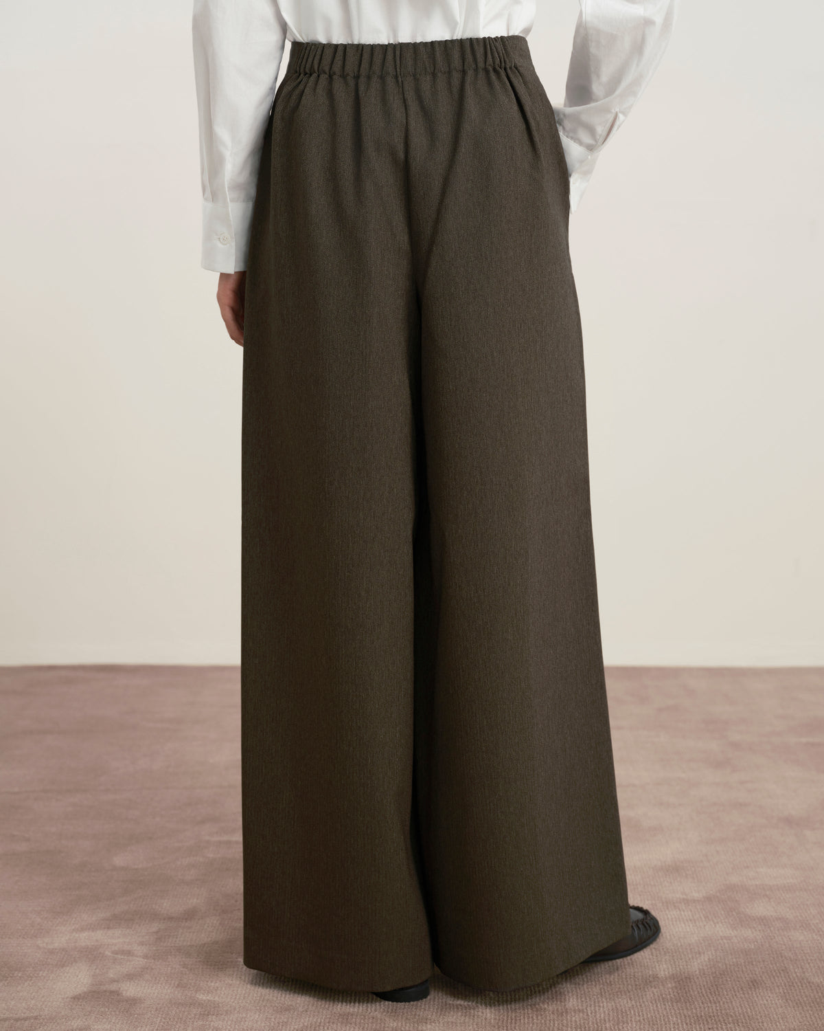 Baggy Damenhose mit hoher Taille und Bundfalten aus Fischgrät – Produktbild 4