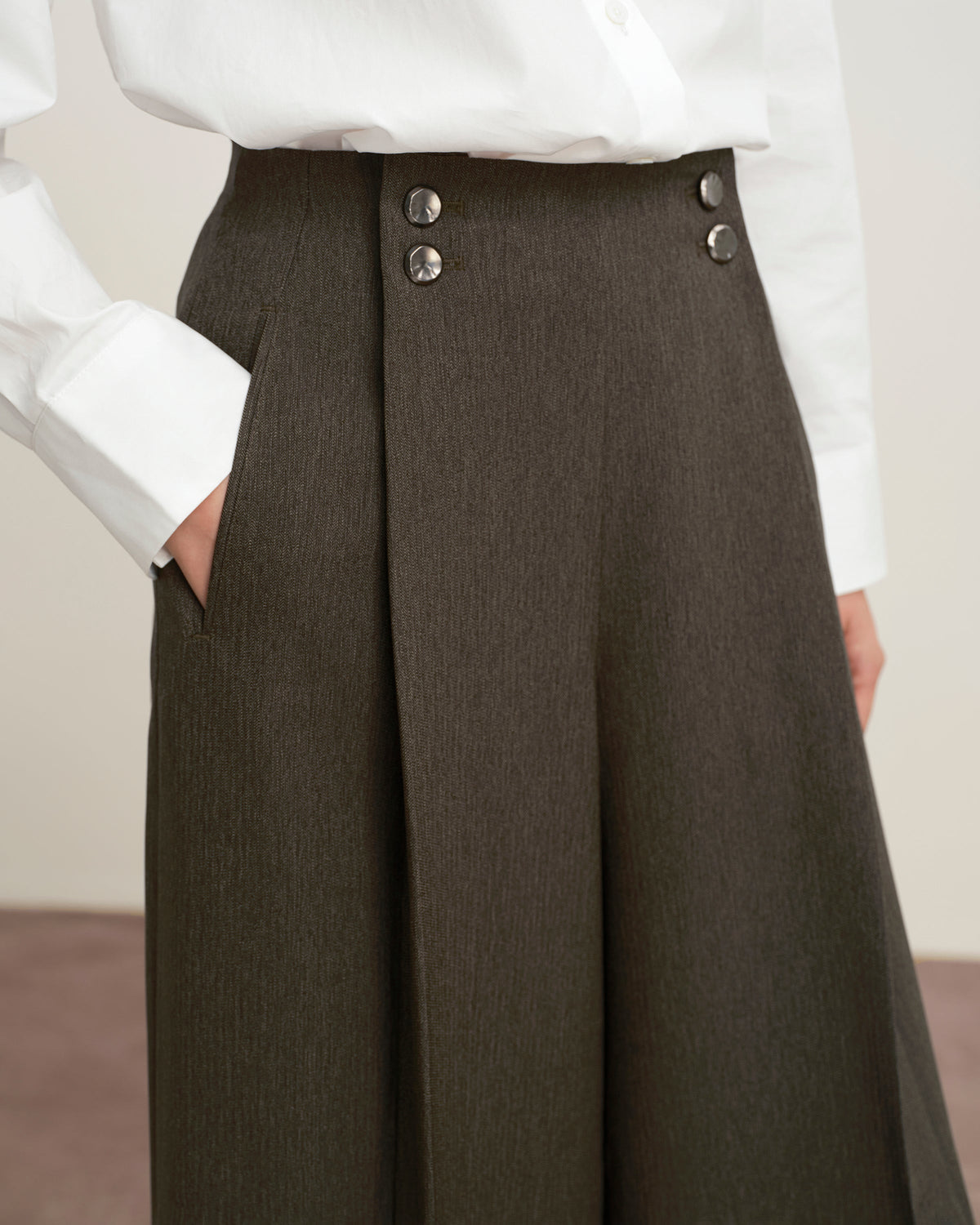 Baggy Damenhose mit hoher Taille und Bundfalten aus Fischgrät – Produktbild 5