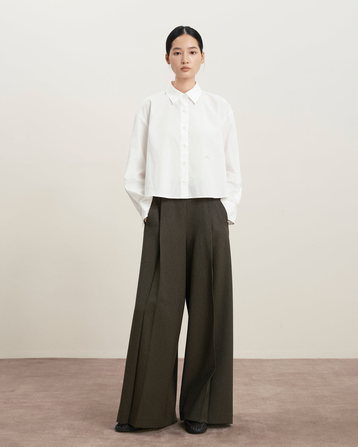 Baggy Damenhose mit hoher Taille und Bundfalten aus Fischgrät – Produktbild 3